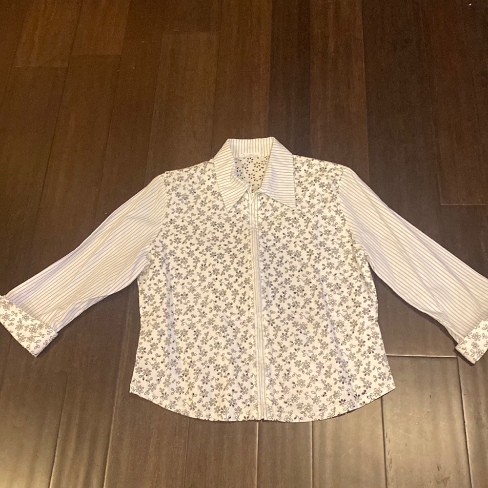 Beautiful zip up blouse. white with black flower print.